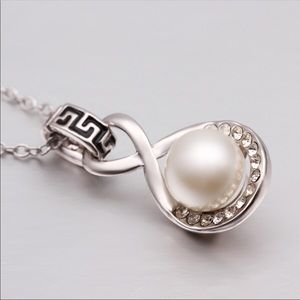 EDITH INFINITY PEARL NECKLACE